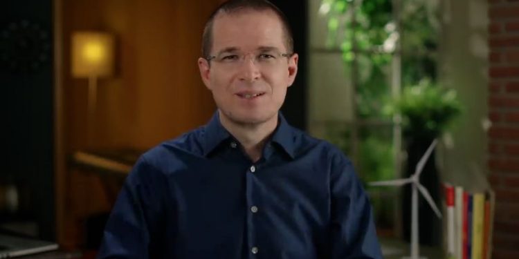 AMLO is 'trapped in the past' and his history classes are 'very bad